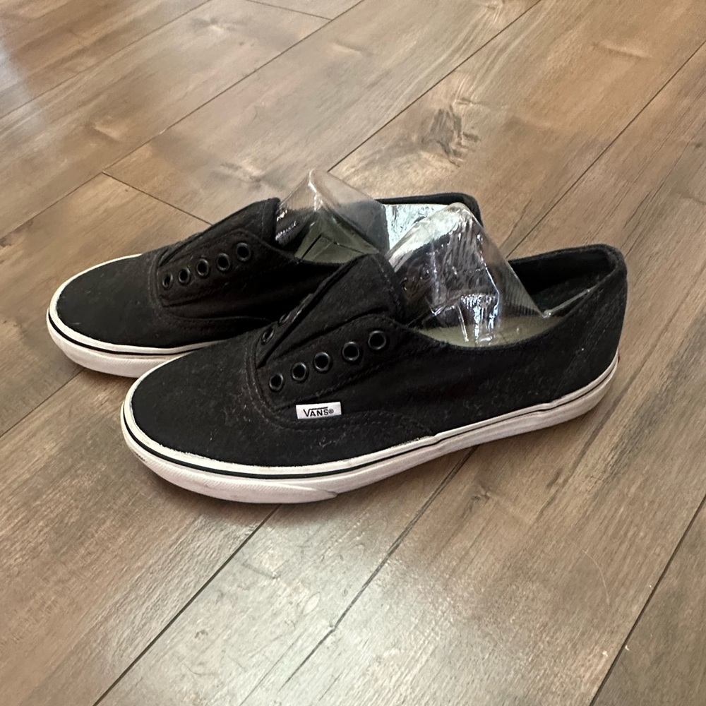VANS slip on, laceless shoes, size M6.5, W8